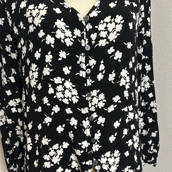 NWOT Loft Floral V-Neck Button Blouse (Lp) - Picture 8 of 12